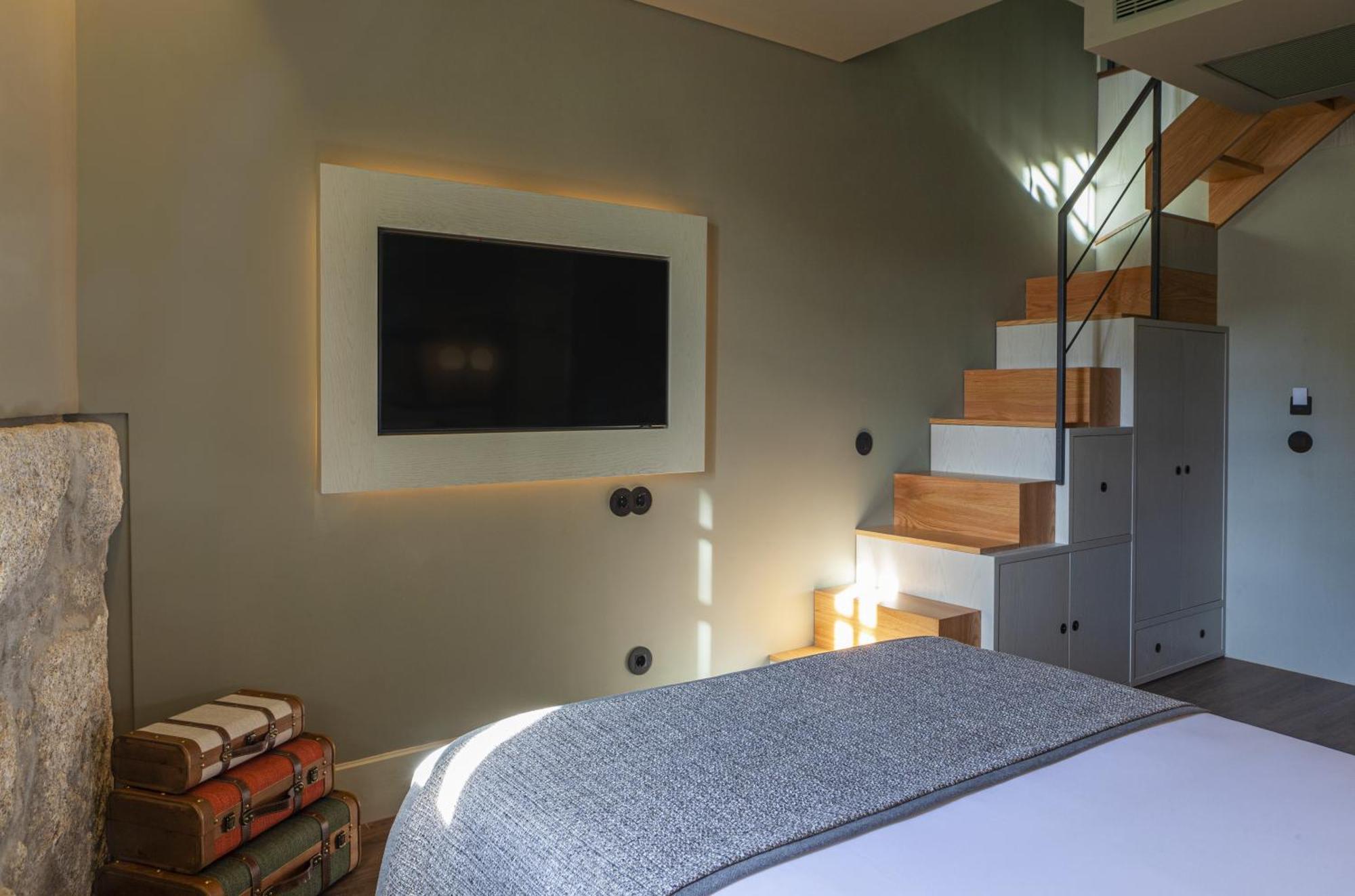 Timbre Virtudes Ξενοδοχείο Πόρτο Εξωτερικό φωτογραφία A television mounted on a wall